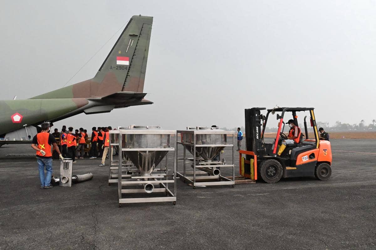 TNI AU, dry ice