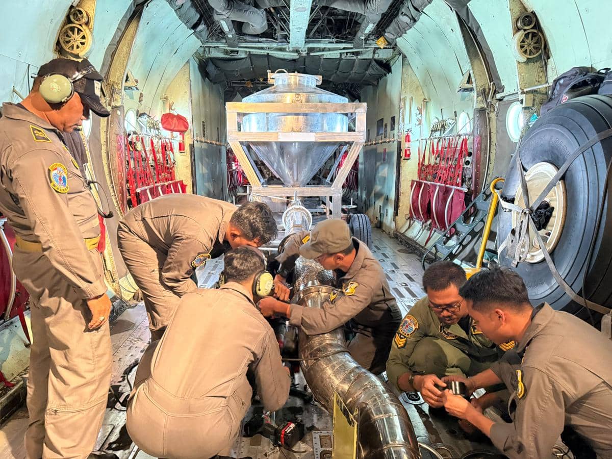 7 Foto di Balik Layar TNI AU Lakukan Modifikasi Cuaca hingga Turun Hujan