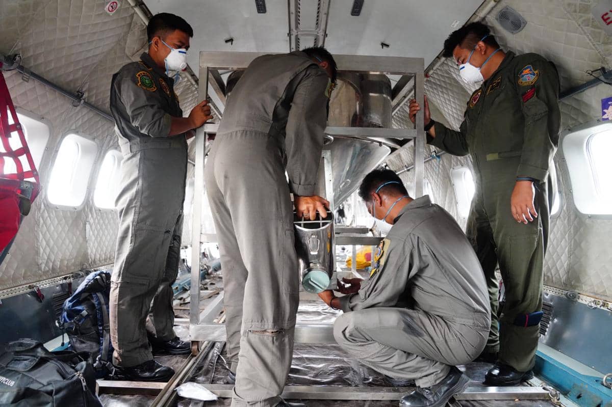 TNI AU, dry ice