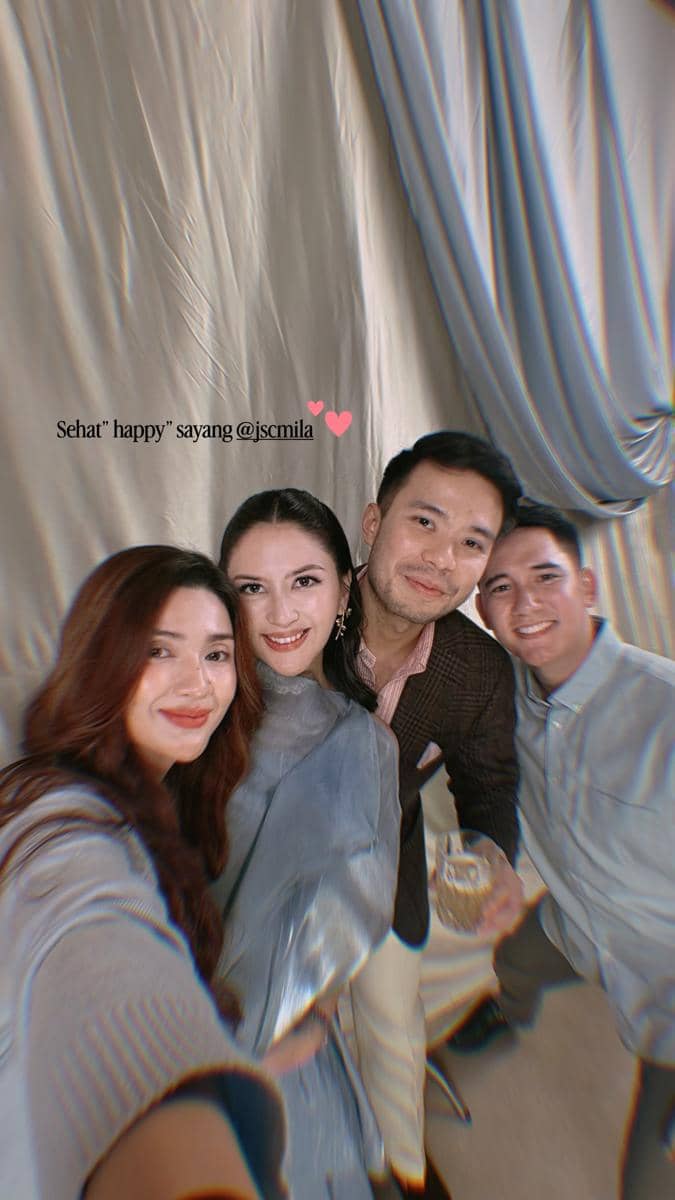 Sejumlah artis menghadiri acara gender reveal Jessica Mila dan berpose bersama dalam suasana perayaan.