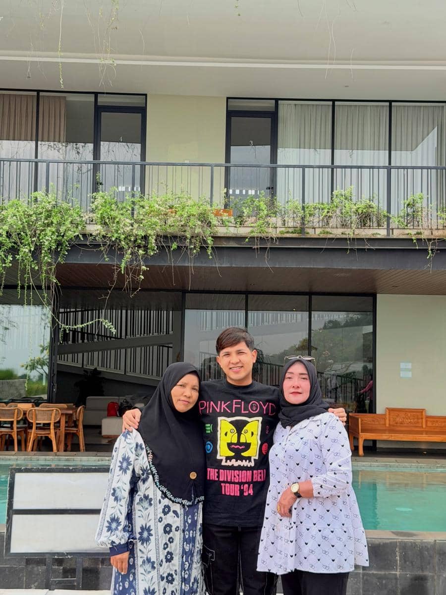 Jirayut Liburan di Bandung, Kumpul Bareng Ibu Tiri (instagram.com/jirayutdaa4official)