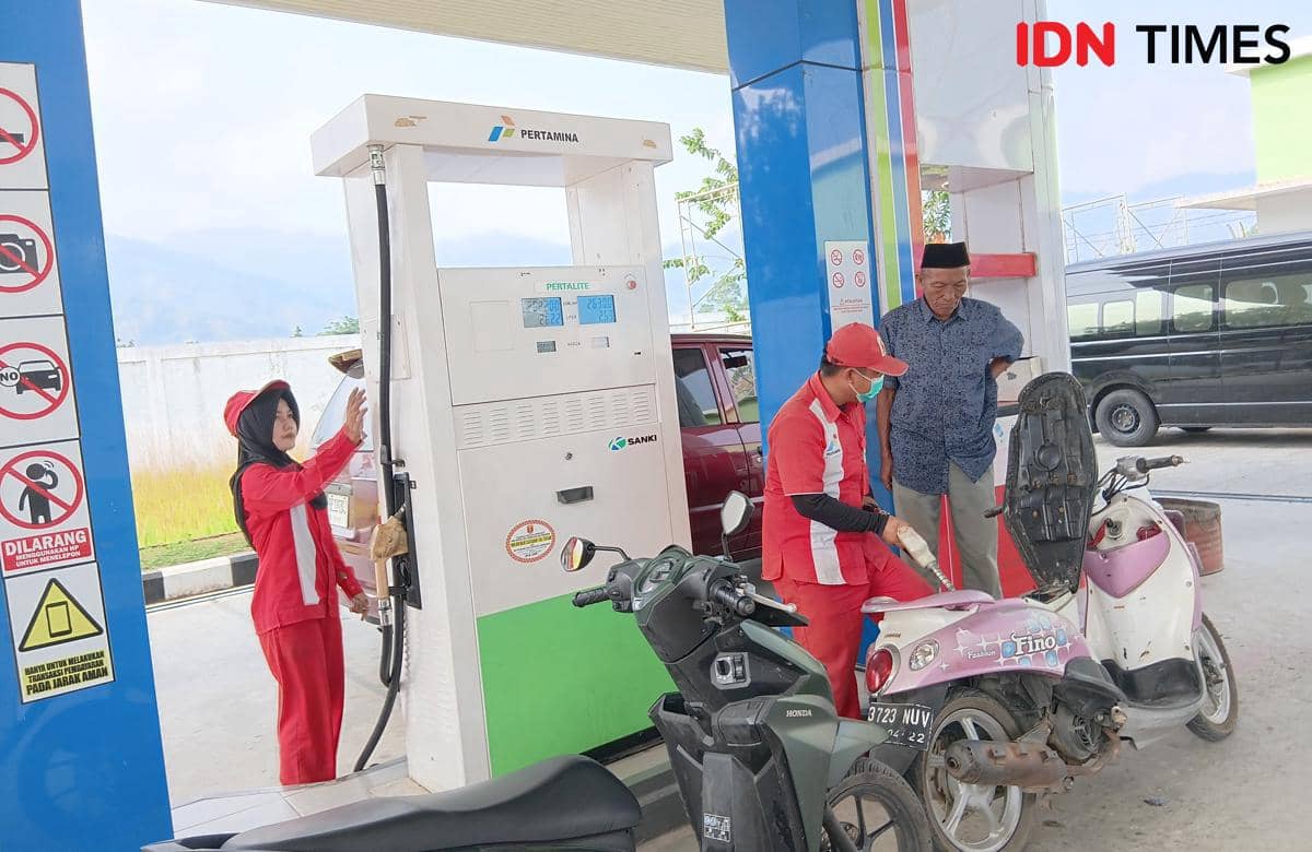 Operator SPBU Satu Harga 26.348.13 berlokasi di Pekon Suka Maju, Kecamatan Lumbok Seminung, Kabupaten Lampung Barat melayani pengisian bahan bakar minyak pengendara, Kamis (17/9/2026). (IDN Times/Martin L Tobing).