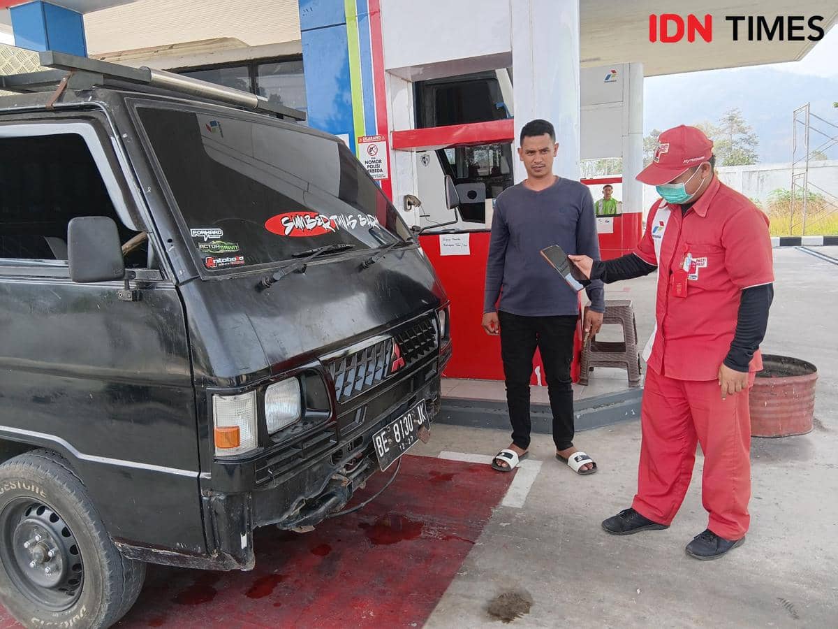 Operator SPBU Satu Harga 26.348.13 berlokasi di Pekon Suka Maju, Kecamatan Lumbok Seminung, Kabupaten Lampung Barat melayani pengisian bahan bakar minyak pengendara, Kamis (17/9/2026). (IDN Times/Martin L Tobing).