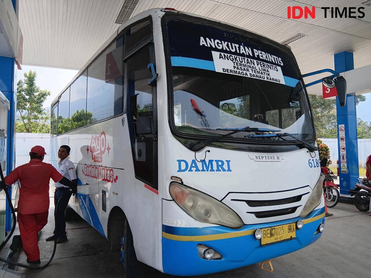 Pengemudi Bus Damri sedang mengisi bahan bakar di SPBU Satu Harga 26.348.13 berlokasi di Pekon Suka Maju, Kecamatan Lumbok Seminung, Kabupaten Lampung Barat, Kamis (17/9/2026). (IDN Times/Martin L Tobing).