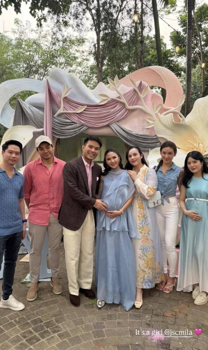 Para artis menghadiri acara gender reveal Jessica Mila dalam potret yang diunggah akun Instagram Valencia Tanoe.