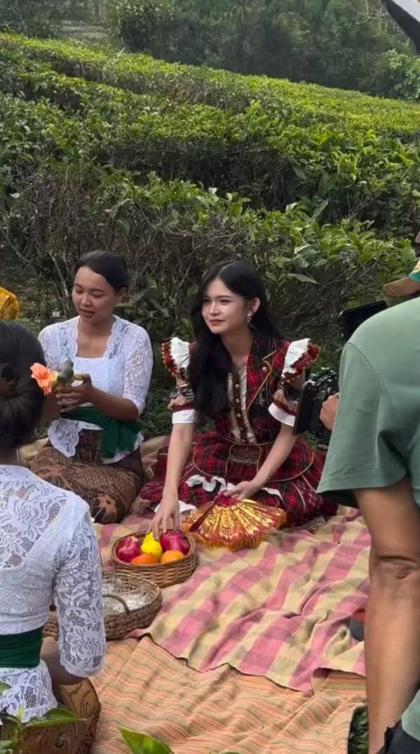 Para anggota JKT48 berpose bersama saat momen di balik layar syuting video musik lagu Ayo Senyumlah.