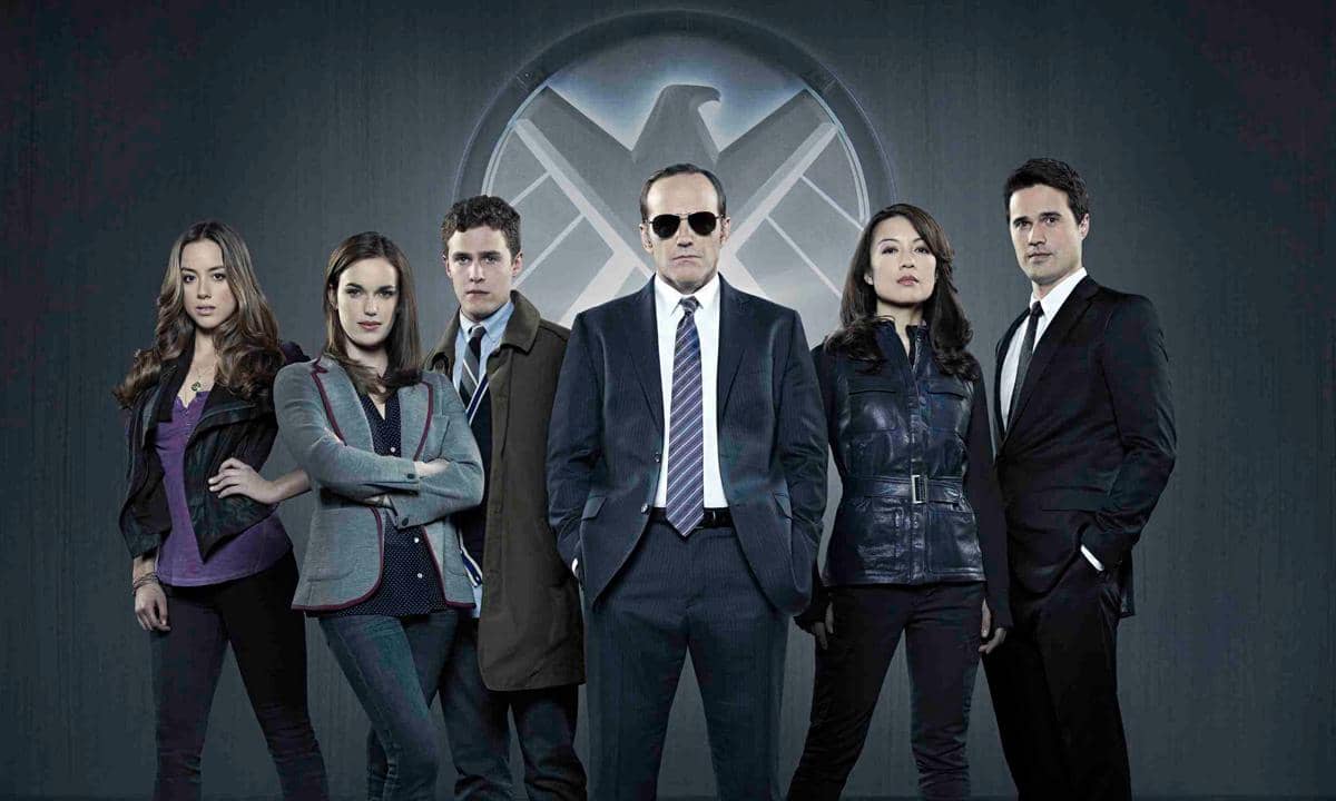 Poster serial Agents of S.H.I.E.L.D. produksi ABC Studios dengan para agen berdiri di bawah logo S.H.I.E.L.D.