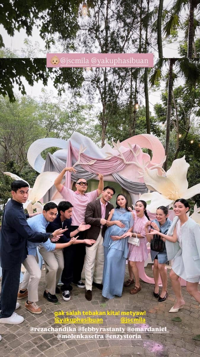 Sejumlah artis menghadiri acara gender reveal Jessica Mila dan berpose bersama dalam suasana perayaan.