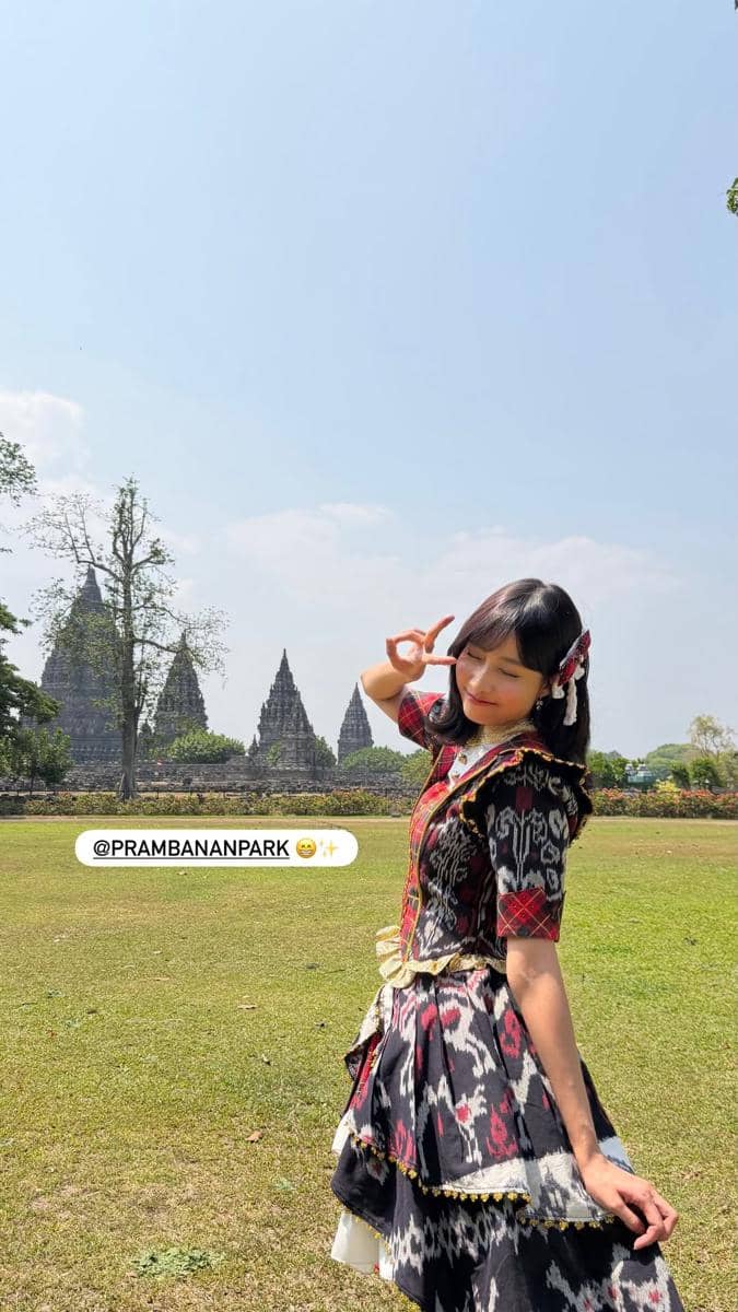 Seorang anggota JKT48 berada di lokasi syuting video musik “Ayo Senyumlah” dalam momen di balik layar.