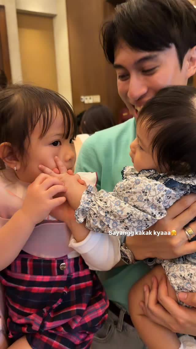 Sejumlah artis berpose bersama dalam acara gender reveal Jessica Mila dengan dekorasi bernuansa pastel.
