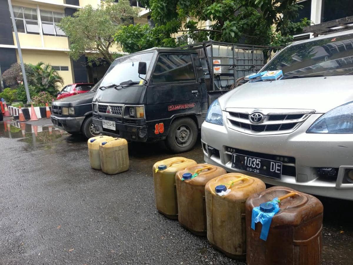 Barang bukti bahan bakar minyak subsidi yang diamankan oleh Polda Sumatera Barat dalam penanganan perkara.