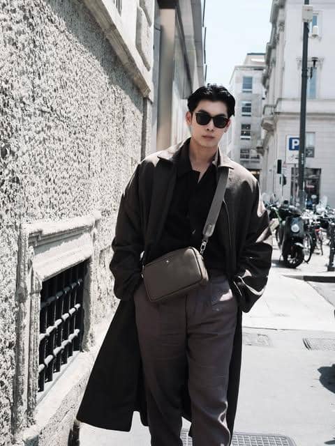 Mew Suppasit mengenakan busana kasual yang stylish sebagai inspirasi OOTD saat berlibur ke luar negeri.