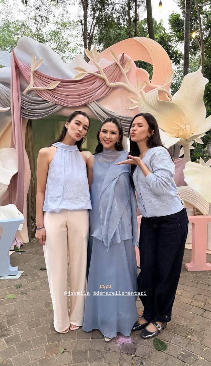 Sejumlah artis berpose bersama di acara gender reveal Jessica Mila yang dibagikan melalui akun Instagram Michelle Joan.
