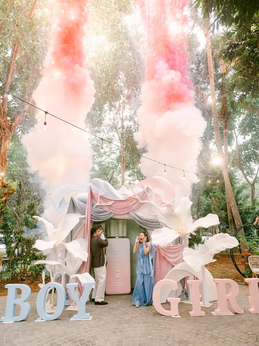 Jessica Mila dalam momen gender reveal untuk mengumumkan jenis kelamin calon anak keduanya kepada keluarga.