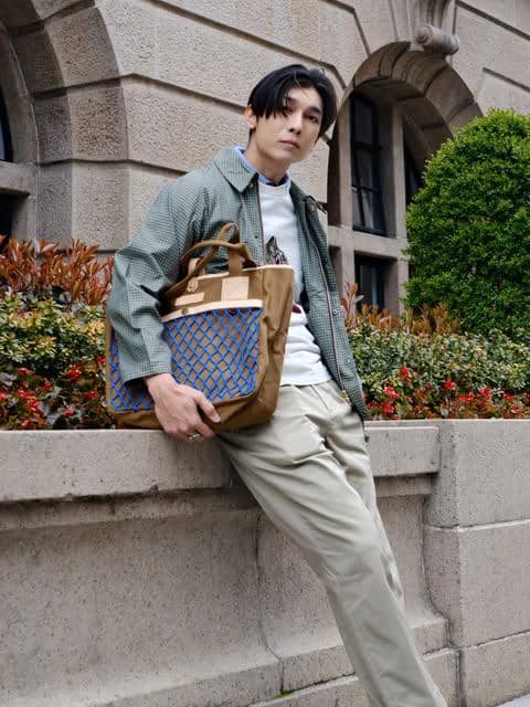 Mew Suppasit tampil dengan OOTD liburan ke luar negeri dalam potret yang dibagikan melalui akun Instagramnya.