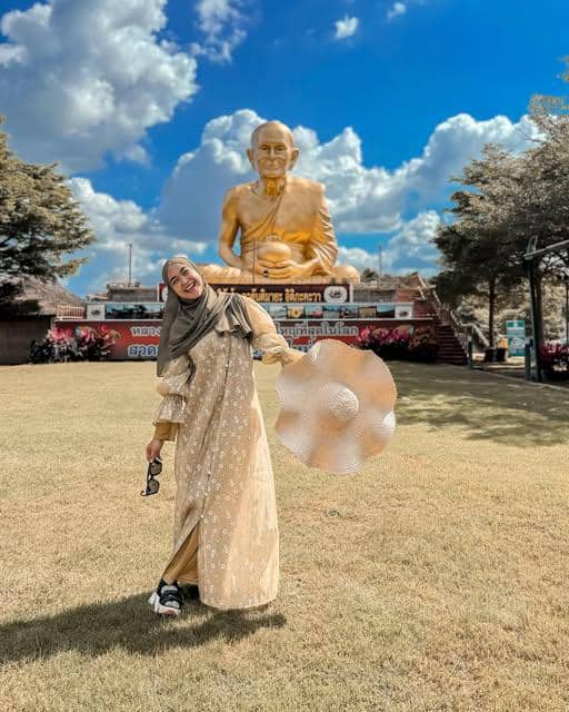 Ria Ricis tampil dengan gaya OOTD liburan dalam unggahan Instagram yang dibagikannya kepada para pengikut.