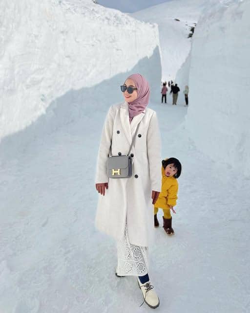 Ria Ricis tampil mengenakan OOTD musim dingin dengan gaya busana hangat dalam unggahan Instagram pribadinya.