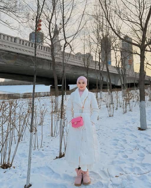 Ria Ricis mengenakan busana OOTD musim dingin dalam potret yang diunggah di akun Instagram pribadinya.