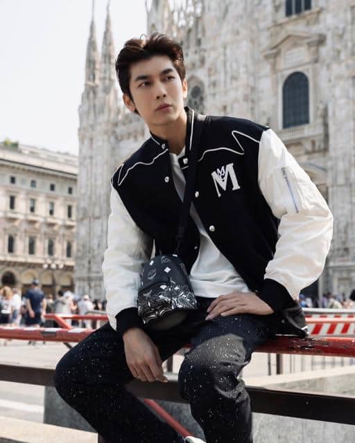 Mew Suppasit mengenakan outfit liburan saat berada di luar negeri dalam potret dari akun Instagramnya.