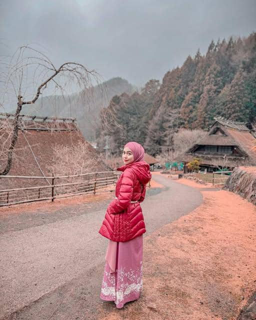 Ria Ricis mengenakan paduan busana musim dingin bergaya kasual untuk inspirasi OOTD dalam unggahan Instagram.