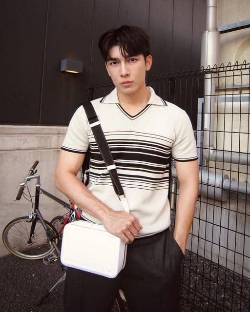 Mew Suppasit tampil dengan OOTD liburan ke luar negeri dalam potret yang dibagikan melalui akun Instagramnya.