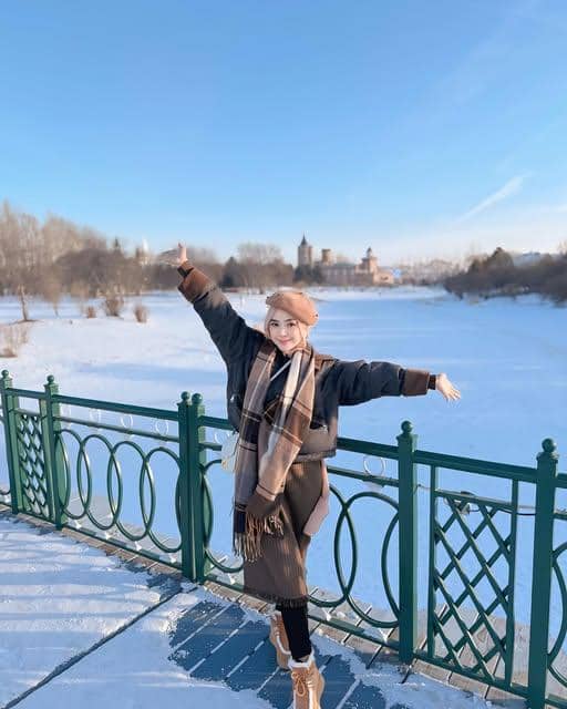 Ria Ricis mengenakan OOTD musim dingin dalam unggahan Instagram, memadukan busana hangat untuk cuaca dingin.