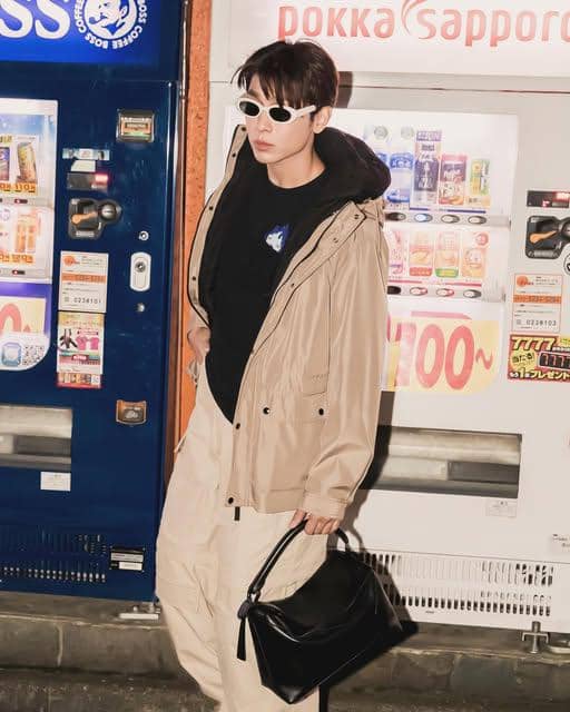 Mew Suppasit mengenakan busana kasual saat berlibur ke luar negeri dalam unggahan OOTD di Instagram.