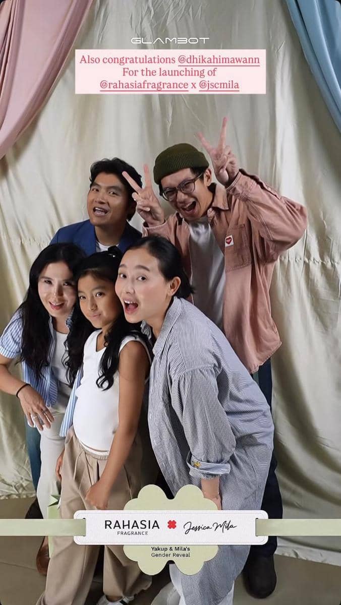 Sejumlah artis berpose bersama di acara gender reveal Jessica Mila, mengenakan busana bernuansa putih dan merah muda.