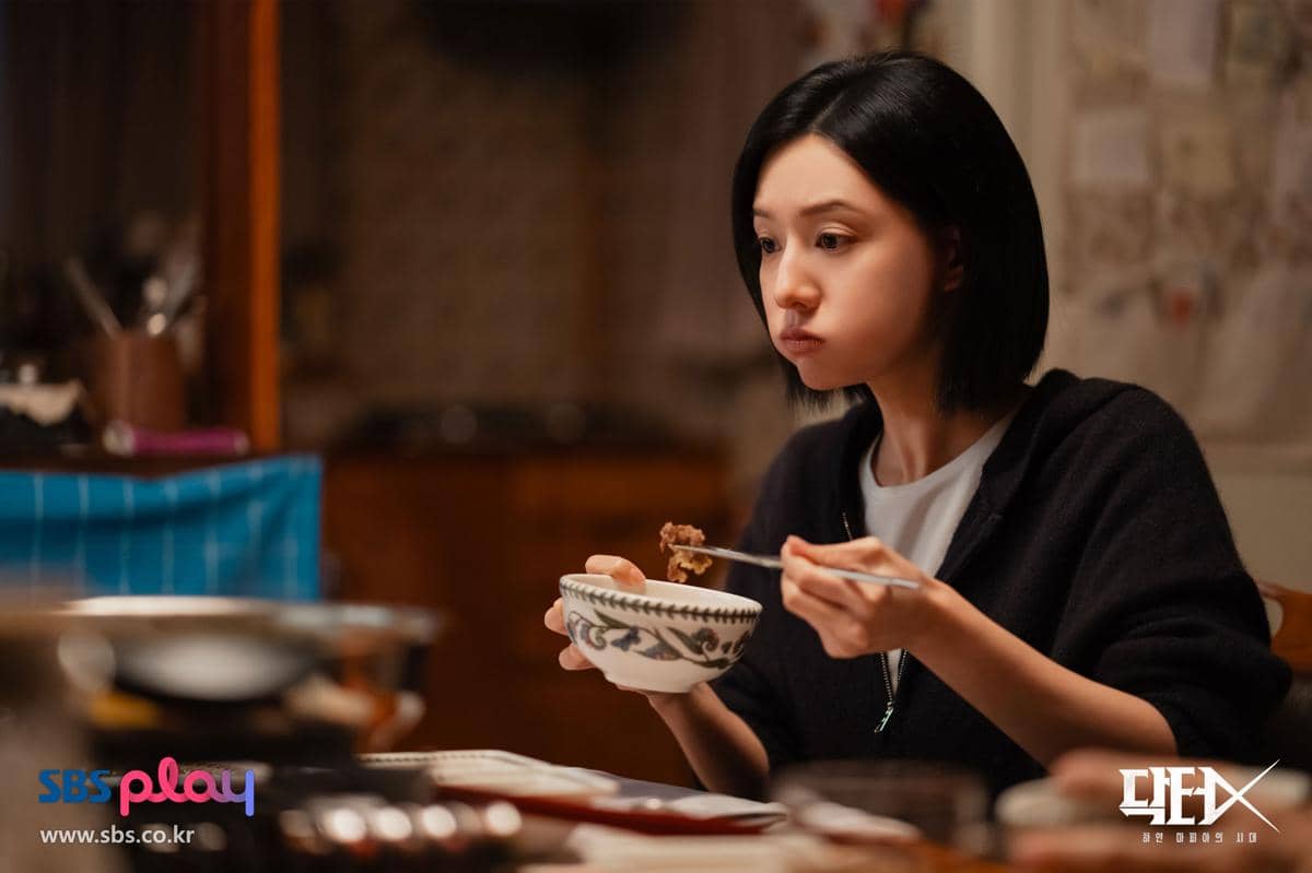 Potongan adegan drama Korea Doctor X: Mafia in White dari SBS dalam materi gambar promosi serial tersebut.