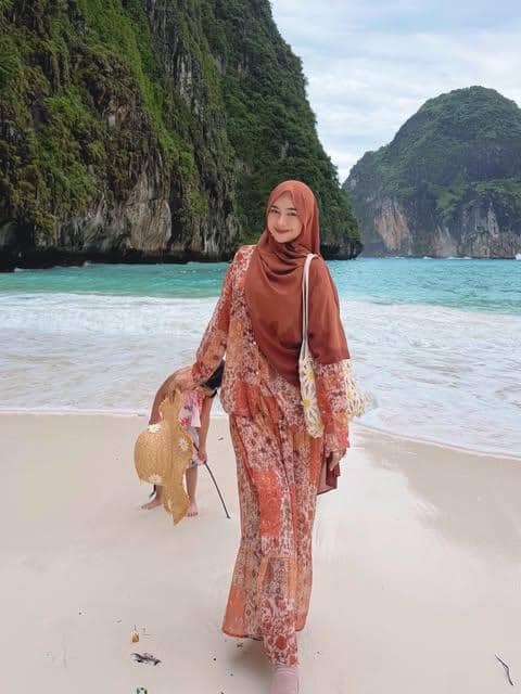 Ria Ricis mengenakan busana OOTD liburan dalam potret yang diunggah melalui akun Instagram pribadinya.