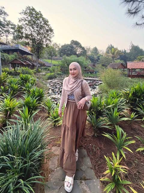 Ria Ricis membagikan inspirasi OOTD untuk liburan melalui unggahan di akun Instagram miliknya.