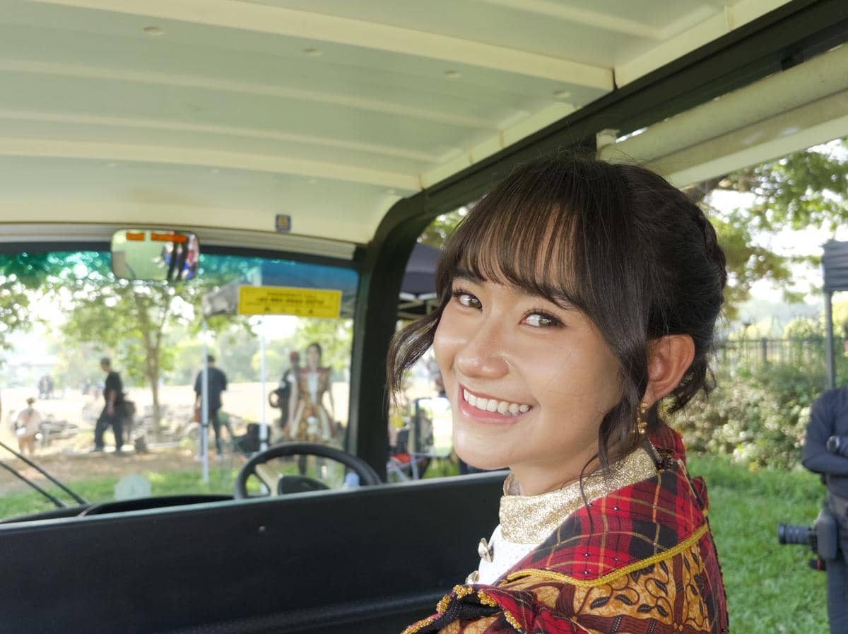 Suasana momen di balik layar proses pembuatan video musik Ayo Senyumlah oleh JKT48 yang sedang berlangsung.