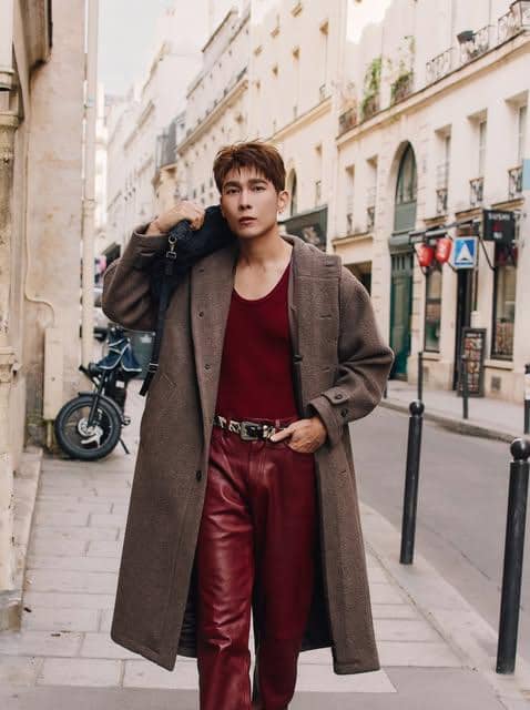 Mew Suppasit berpose mengenakan OOTD untuk liburan ke luar negeri dalam unggahan di akun Instagramnya.