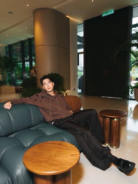 OOTD Pakai Loafers Shoes ala Mew Suppasit