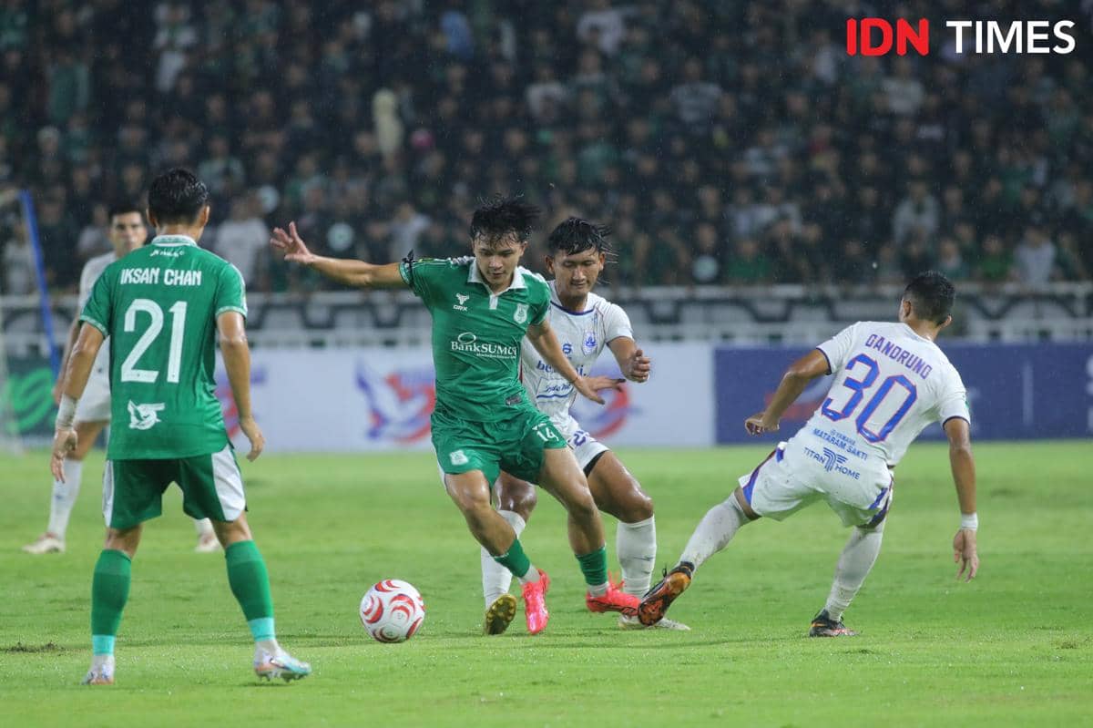 Gelandang PSMS Raihan Utama saat menghadapi PSIS di Stadion Utama Sumut pada Minggu, 25 Oktober 2026.