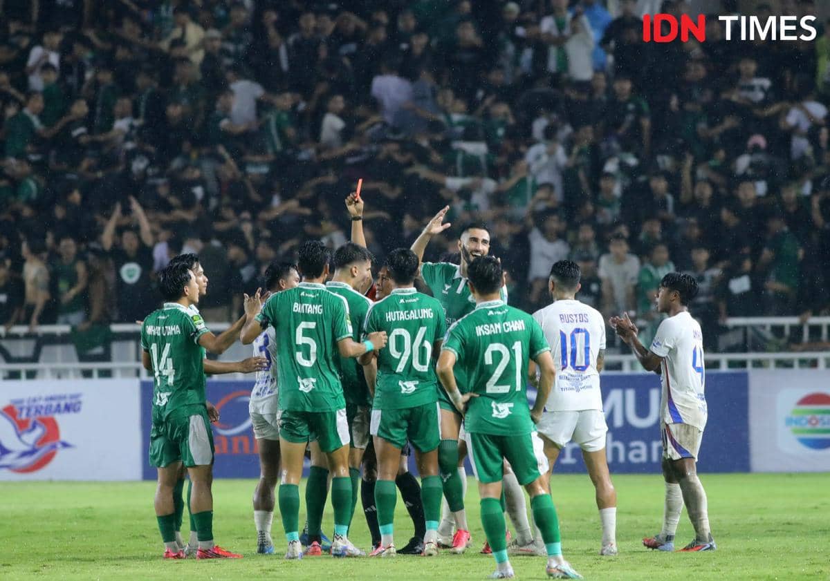 Javier Siverio, top skor PSMS, menerima kartu merah saat menghadapi PSIS di Stadion Utama Sumut dalam laga.