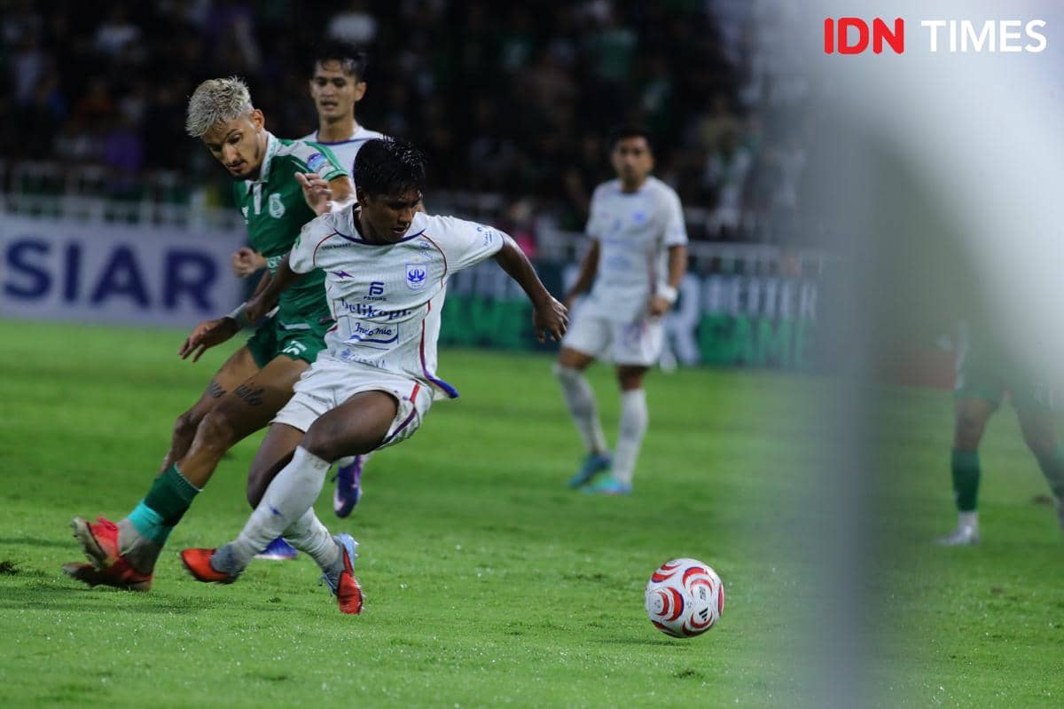Pemain PSMS Phillerson de Oliveira berduel melawan PSIS di Stadion Utama Sumut pada laga 25 Oktober 2026.