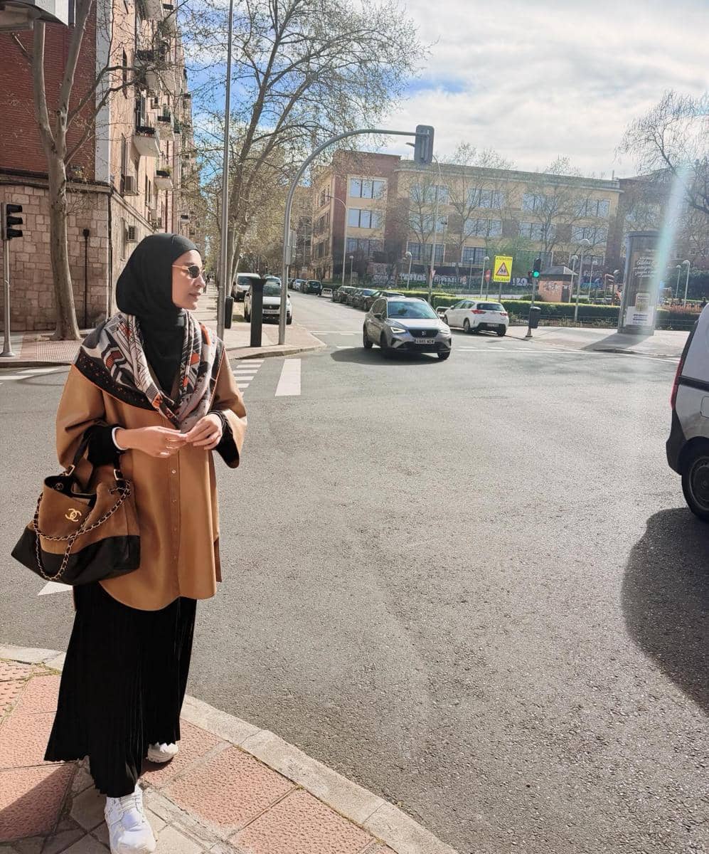 outfit hijab pakai kemeja ala Shireen Sungkar