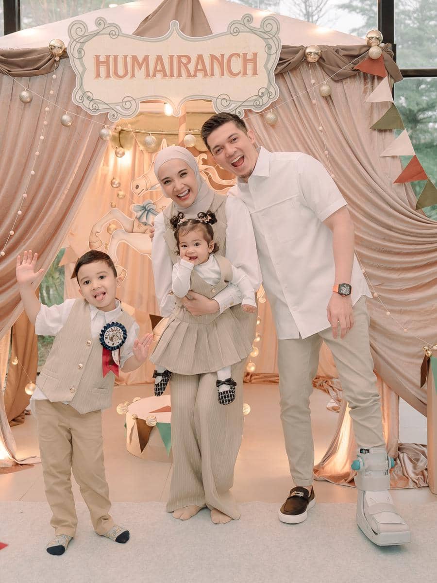 OOTD keluarga ala Zaskia Sungkar dan Irwansyah