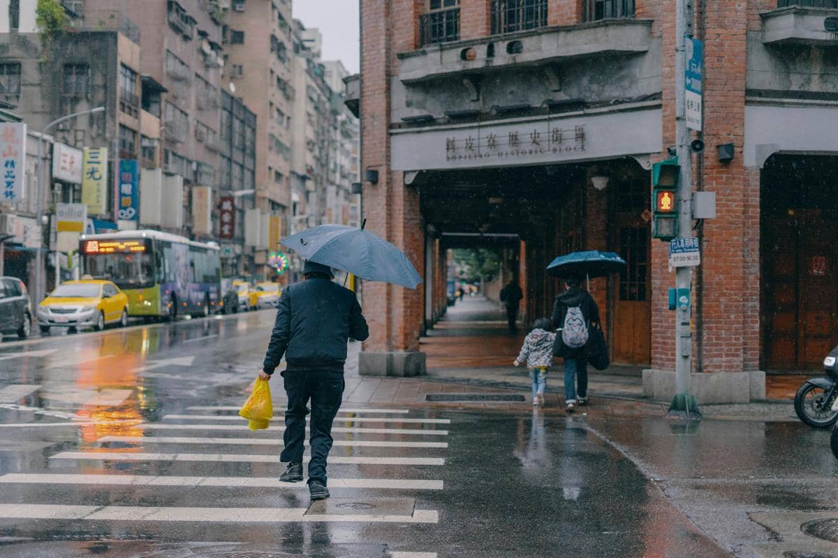 Ilustrasi suasana hujan di kota Taipei, Taiwan. (unsplash.com/Chinh Le Duc)