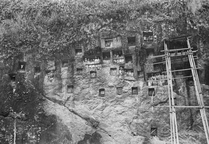 Suasana kawasan kuburan batu Lemo di Kabupaten Tana Toraja pada 1940-an.
