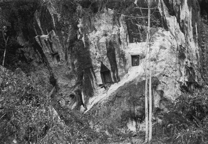 Suasana salah satu kuburan batu masyarakat Toraja pada era 1940-an.