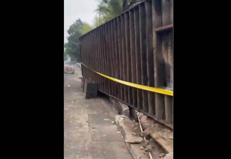 Tujuh sepeda motor yang terparkir di pinggir jalan tertimpa kontainer yang terjatuh dari truk di Jalan Nusantara Baru, Kecamatan Ujung Tanah