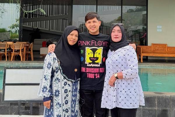 Jirayut Boyong Keluarga Liburan di Bandung, Kumpul Bareng Ibu Tiri