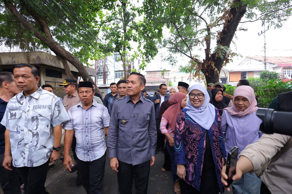 Sejumlah pejabat pemerintah bersama petugas meninjau rumah susun di Palembang yang akan menjalani revitalisasi.