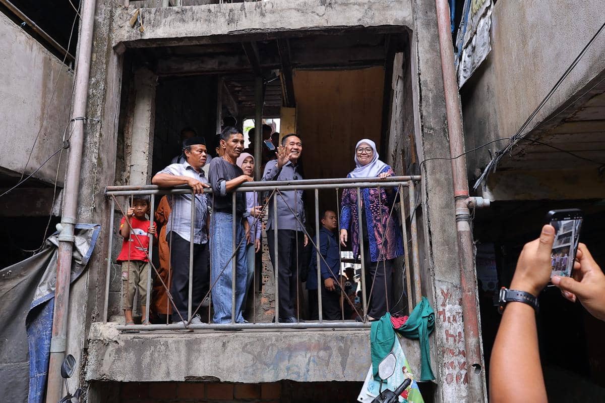 Sejumlah pejabat pemerintah meninjau kawasan rumah susun di Palembang yang akan direvitalisasi dalam program perbaikan.