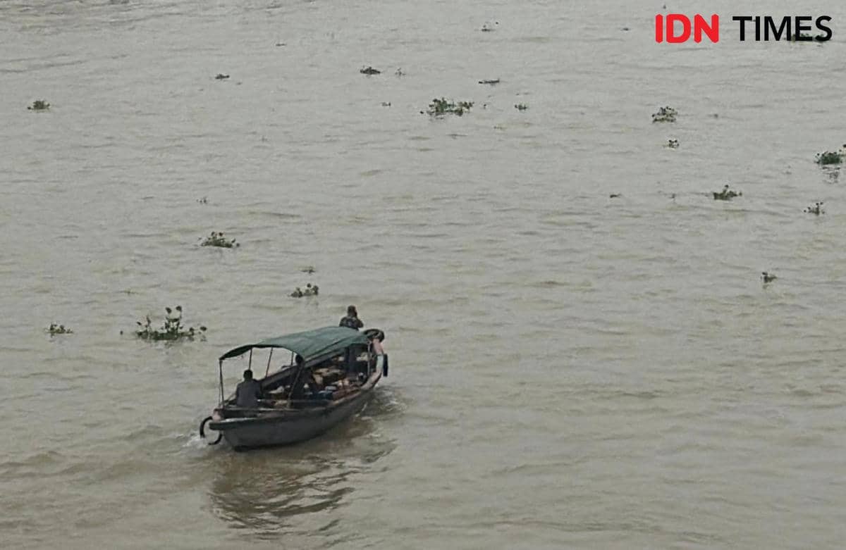 Jalan di Kota Palembang tampak basah dan tergenang setelah hujan mengguyur sejak dini hari hingga pagi.