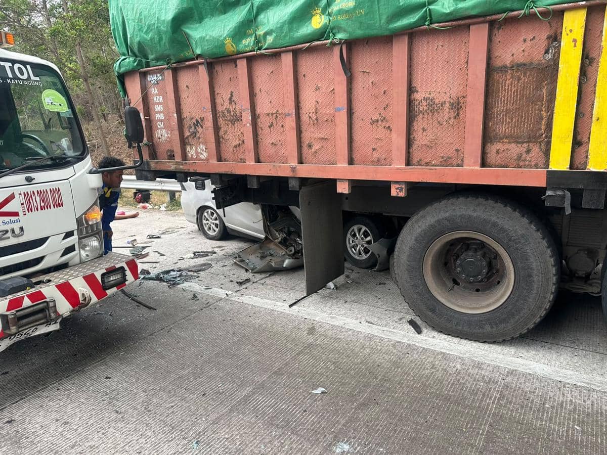 Barang bukti kendaraan mengalami kecelakaan maut di ruas jalan Tol Terbanggi Besar-Pematang Panggang-Kayu Agung (Terpeka) KM 198+100 Jalur A