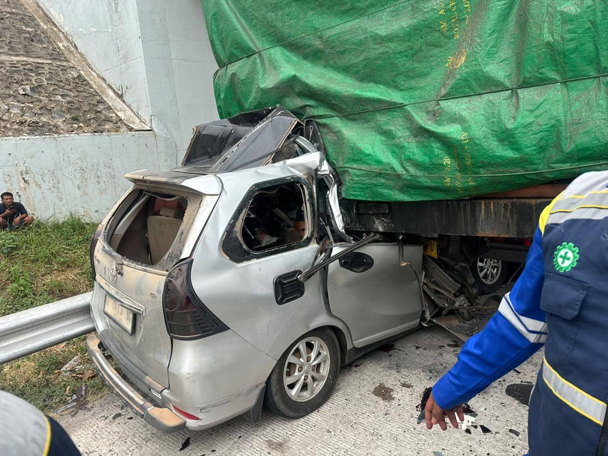 Barang bukti kendaraan mengalami kecelakaan maut di ruas jalan Tol Terbanggi Besar-Pematang Panggang-Kayu Agung (Terpeka) KM 198+100 Jalur A