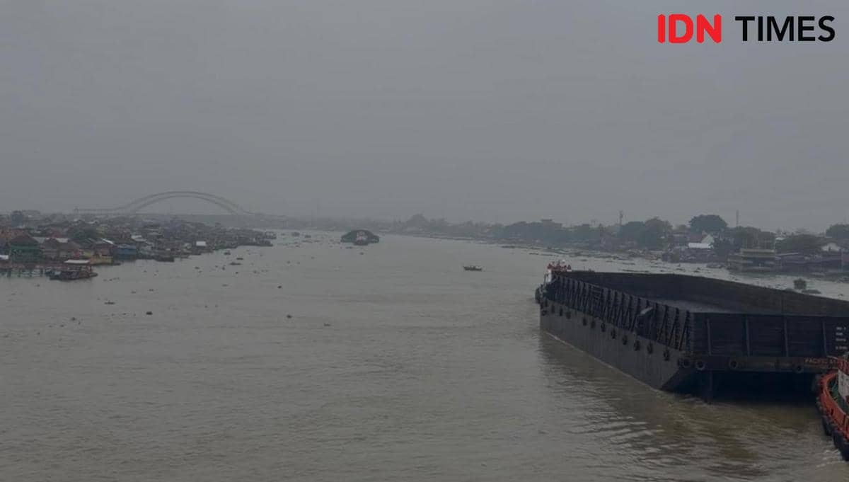 Kondisi Kota Palembang pada Senin pagi setelah hujan dini hari, dengan suasana jalan dan kawasan perkotaan.